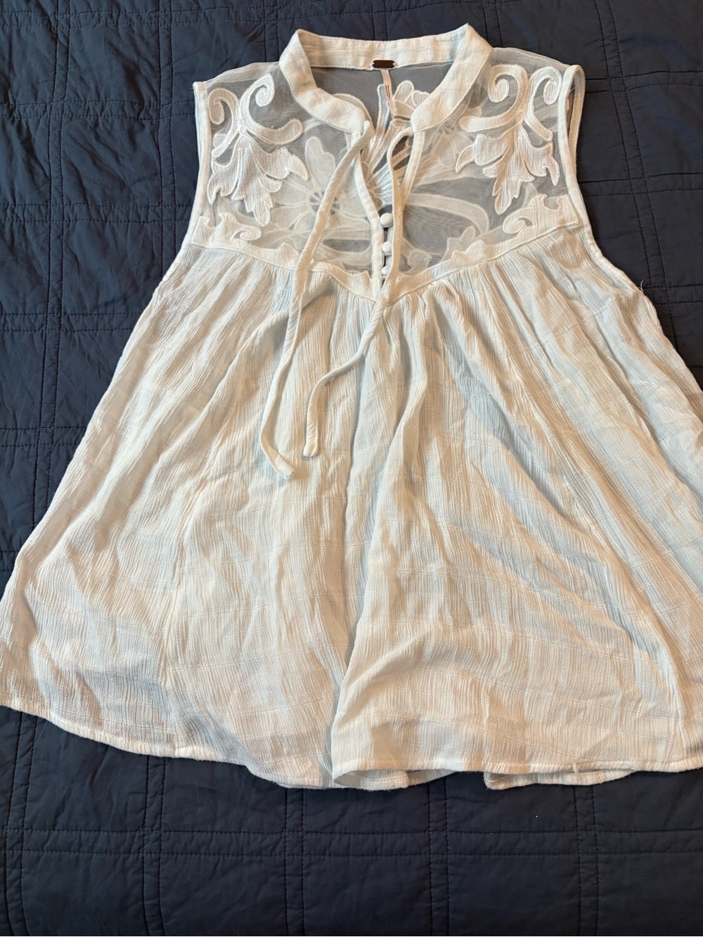 Sleeveless Embroidered White Boho Tie-Neck Top red by BKE size XS